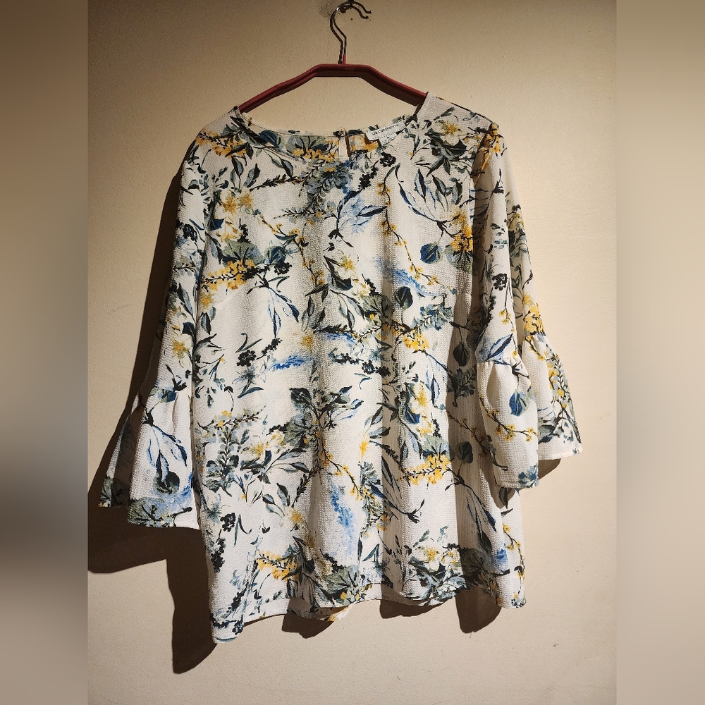 Liz Claiborne Super Cute And Feminine Spring Floral Print Bell Sleeve Blouse